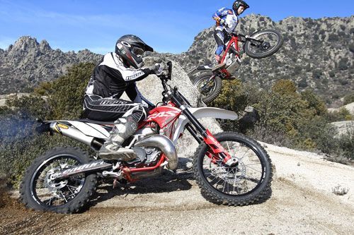 Quel est la différence entre un casque de moto de cross et un casque trial