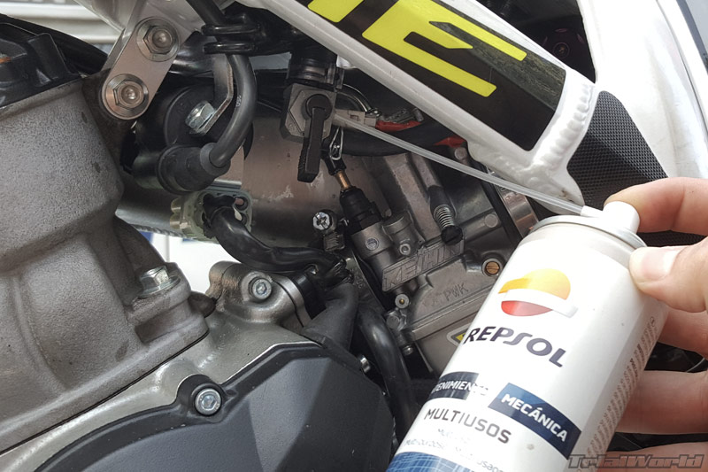 lubricar-engrase-moto-trial-grifo-gasolina