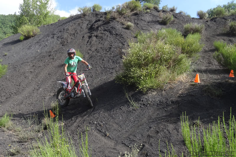 Subidas y giros moto de trial